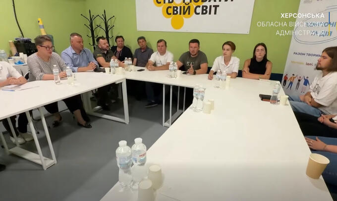 Учасники навчання Молодіжного конгресу Херсонщини за спільним столом